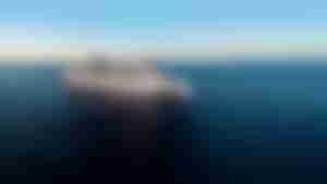 Kreuzfahrtschiff MSC World Europa auf offenem Meer bei Sonnenuntergang