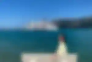 MS Europa vor Kefalonia mit Küstenpanorama Aussicht auf die MS Europa vor der Küste von Kefalonia mit Hafen, Bergen und türkisblauem Meer