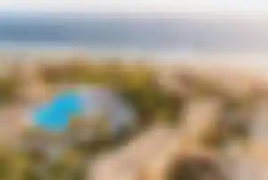 Hotelanlage in Hurghada mit großem Pool, Palmen und direkter Lage am Meer im TUI Magic Life Kalawy