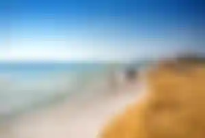 Breiter Sandstrand in Bulgarien mit Badenden
