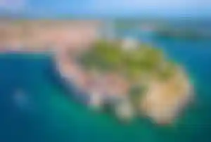 Luftaufnahme der Altstadt von Rovinj auf einer Halbinsel an der kroatischen Adriaküste