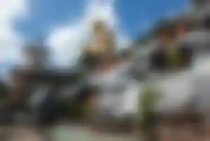 Goldene Buddha-Statue in Dambulla in Sri Lanka – kulturelles Highlight in einem warmen Winterreiseziel
