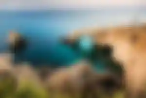 Felsbogen Ayia Napa – beeindruckende Küstenlandschaft nahe vieler Zypern Hotels Natürlicher Felsbogen an der Küste von Ayia Napa auf Zypern mit türkisblauem Meer und steiniger Klippenlandschaft