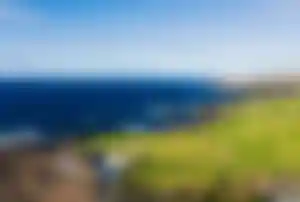 Grüner Golfplatz direkt an der Atlantikküste auf Teneriffa