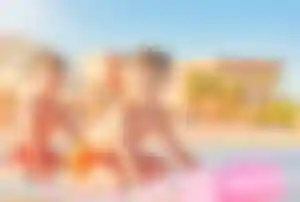 Zwei Brüder sitzen auf einer Luftmatratze im Pool im Resort in Hurghada,Ägypten