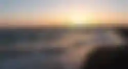 Sonnenuntergang am Strand – Türkische Riviera Urlaub Sonnenuntergang am Strand der türkischen Riviera mit ruhigem Meer und Steg im Hintergrund