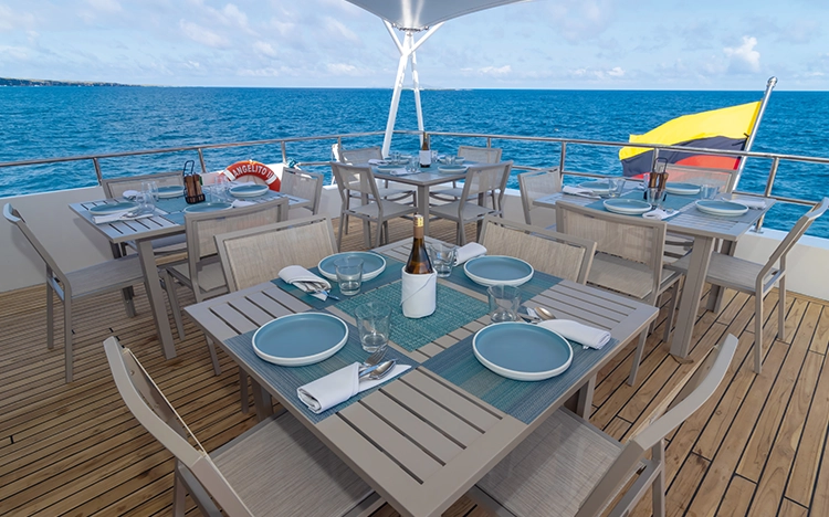 Tisch und Stühle am Deck der Motoryacht Galapagos Angel