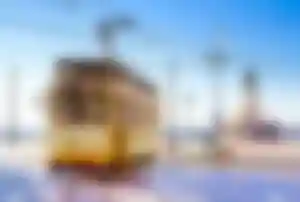 Städtereise Lissabon – Kultige Straßenbahn am Praça do Comércio Historische gelbe Straßenbahn in Lissabon fährt durch die Altstadt am Praça do Comércio