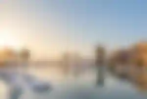 Großzügige Poolanlage im Sofitel Al Hamra Beach Resort mit Liegen im Wasser, Palmen und entspanntem Resortambiente