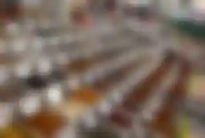 Vielfältige Gewürze in offenen Kästen auf einem türkischen Basar, darunter Kurkuma, Pfeffer, Kreuzkümmel und Chili in leuchtenden Farben.