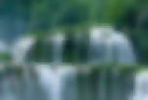 Mehrstufige Ban Gioc Wasserfälle in üppiger Landschaft in Vietnam