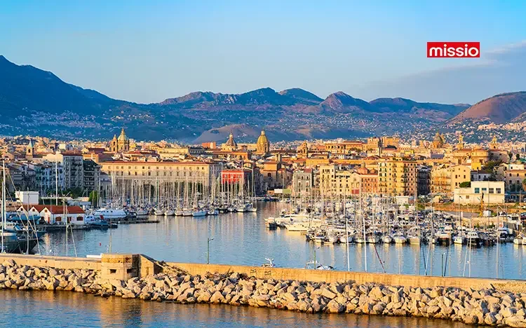 Hafen von Palermo mit Marina, Altstadt und umliegenden Bergen im warmen Morgenlicht