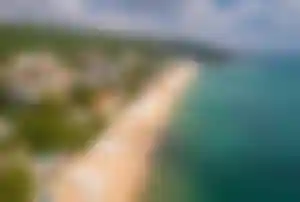 Luftaufnahme vom Goldstrand in Bulgarien mit feinem Sandstrand, Hotelanlagen und türkisblauem Meer.
