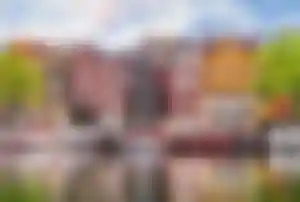 Typische bunte Grachtenhäuser in Amsterdam entlang eines Kanals