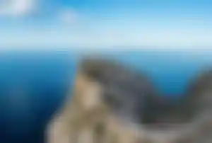Leuchtturm am Cap de Formentor auf einer Felsklippe über dem Meer
