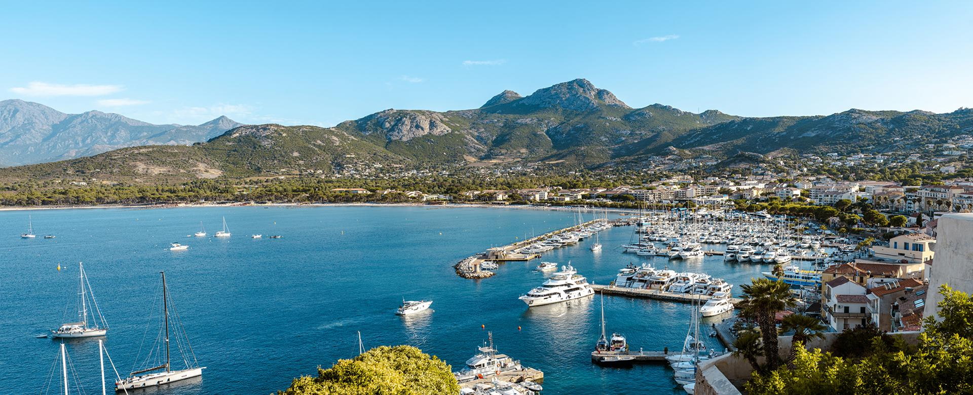 Calvi Hotels Korsika mit Blick auf Hafen und Küste Panoramablick auf Calvi auf Korsika mit Yachthafen, Küstenlinie und Bergkulisse im Hintergrund