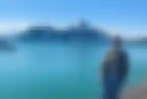 MS Europa Kreuzfahrtschiff im Hafen mit türkisblauem Wasser und Blick auf die elegante Silhouette des Luxusschiffs