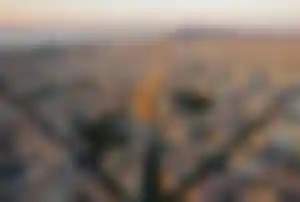Luftaufnahme von Barcelona mit der Sagrada Família und der Mittelmeerküste in Katalonien