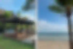 Bild links: Offener Pavillon mit Hängesesseln und Liegen in einer tropischen Hotelanlage in Thailand; Bild rechts: Weißer Sandstrand mit Palme und ruhigem türkisblauem Meer auf Khao Lak