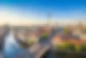 Luftaufnahme von Berlin mit Fluss, Brücken, Straßen und dem Fernsehturm mitten in der Stadt