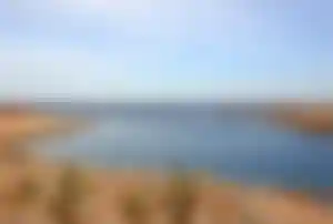 Ruhige Bucht in Makadi Bay am Roten Meer mit Sandstrand und Sonnenschirmen während der besten Reisezeit für Ägypten
