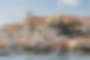 Hafen von Ibiza-Stadt mit historischen Gebäuden, Yachten und Altstadt am Mittelmeer
