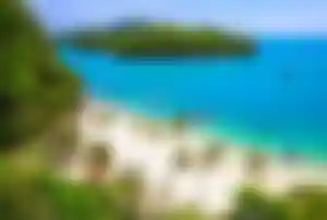Tropische Inselwelt mit weißem Strand und Palmen in Thailand – Thailand All Inclusive Urlaub