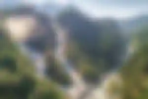 Starker Wasserfall Låtefossen in Norwegen mit zwei Wasserströmen, die über Felsen in ein Tal stürzen