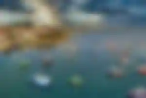 Küstenort mit bunten Fischerbooten im Hafen einer Region in Nordspanien.