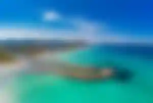Luftaufnahme von Playa de Muro mit türkisfarbenem Meer, Strand und Dünenlandschaft auf Mallorca