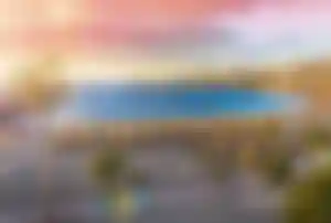 Strand auf den Kanarischen Inseln bei Sonnenuntergang – beliebtes Reiseziel für einen sonnigen Herbsturlaub in Spanien